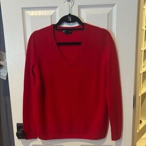 Bloomingdale’s cashmere v neck sweater size small